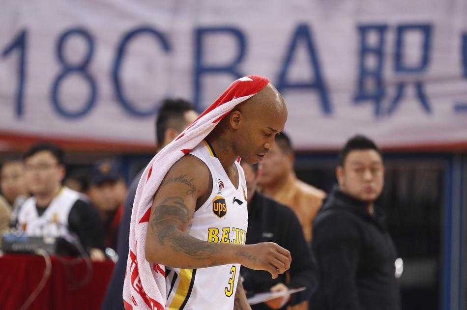 马布里低着头，缓缓走向场边，球衣号码上仿佛写满了故事。六次犯规带不走他的骄傲，全场起立送别的掌声，是对这位北京篮球传奇最高的致敬。