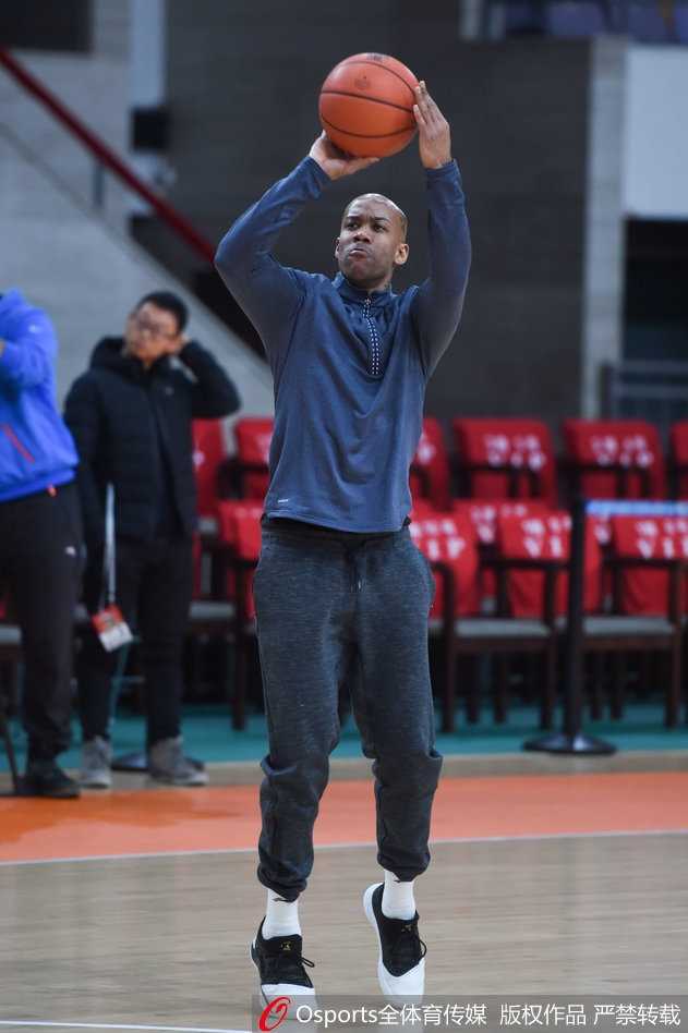 京城恩怨再升级,马布里联袂阿巴斯静候八冠王广东 阿巴斯正在进行单独的韧带拉伸,身体柔韧性展现无遗,身后的马布里恰好虚化成了背景,象征着两人在场上既独立又相互支撑的角色。