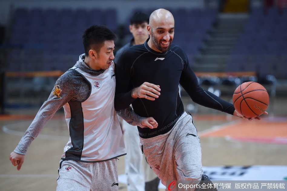 京城恩怨再升级,马布里联袂阿巴斯静候八冠王广东 特写镜头下,马布里咬紧牙关拉伸韧带,额头上渗出细密的汗珠,眼神中透露出对这场宿敌对决的无比专注与渴望。