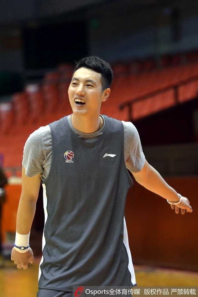 翟晓川在训练馆中露出标志性大男孩笑容，眼神坚定，仿佛在告诉球迷自己的脚伤已无大碍。