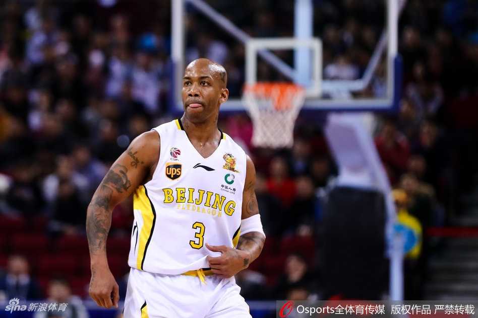 兰多夫在内线高高跃起，面对辽宁队的多人围堵强行上篮，展现出“白魔兽”的强悍斗志，即使胜负已定，他依然为北控的尊严拼尽最后一颗子弹。