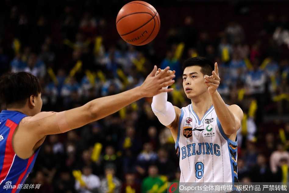 翟晓川在进攻端持球面对天津队防守球员，眼神坚定，步伐灵活，准备突破上篮。