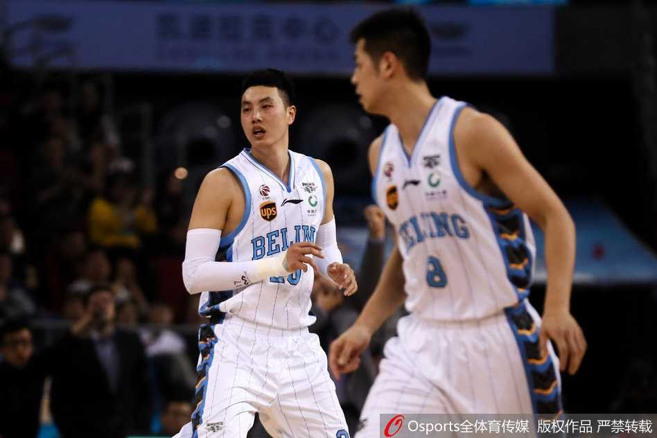 江苏肯帝亚的将士们赛后紧紧相拥，庆祝这场来之不易的胜利，背景是落寞离场的北京球员，一喜一忧间，定格了篮球比赛的永恒魅力。