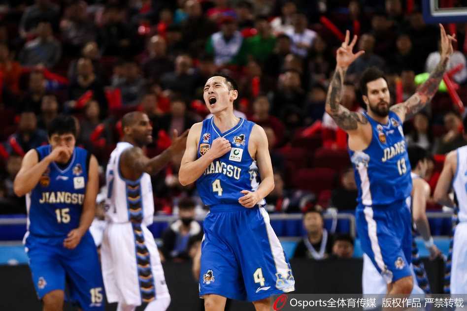 翟晓川如同出鞘的利剑，在快攻中接球后腾空而起，无视防守人的拉拽，强硬地将球放进篮筐，展现了国字号锋线的血性与霸气。