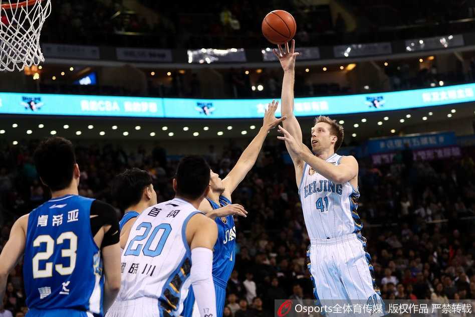 江苏队外援拉杜利察在篮下展示欧洲内线的细腻技术，他背身扛住防守，用一个小勾手将球稳稳送入网窝，令北京队的内线长城徒呼奈何。