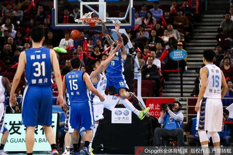 方硕在江苏队多人围堵下强行出手三分，皮球划过一道彩虹弧线空心入网，这一刻，整个首钢中心为他屏息，他是北京队末节狂飙的烈火。