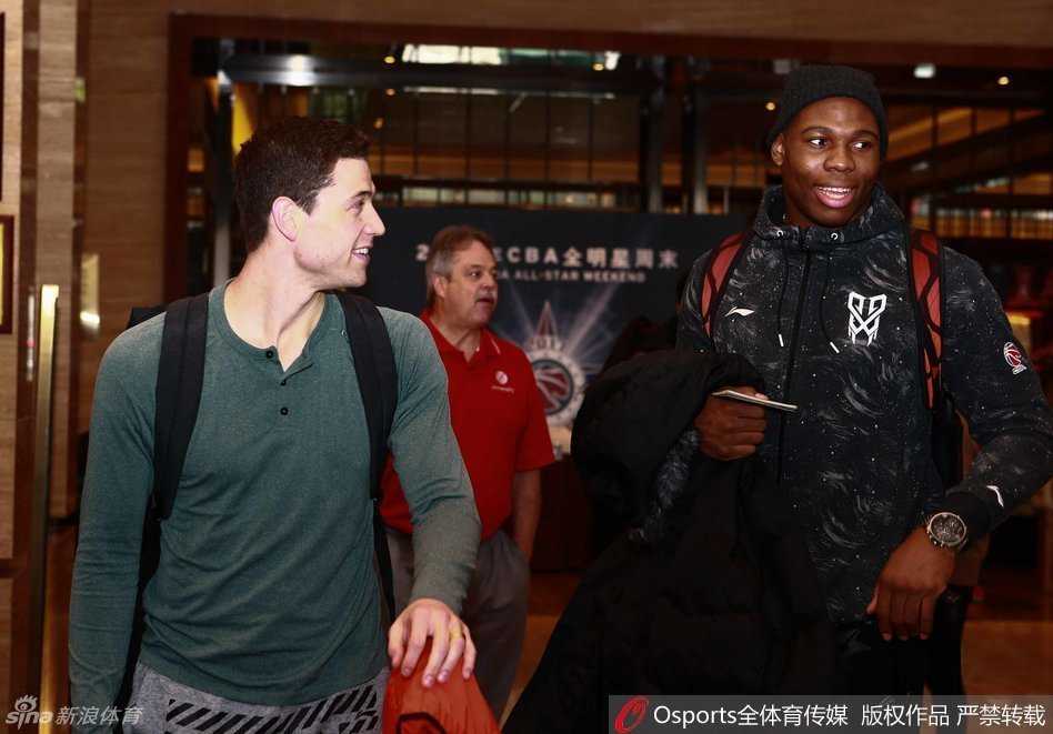 林志杰双手插兜，神情轻松地打量着酒店的环境，这位久经沙场的老将周身散发着一种从容不迫的自信气场。