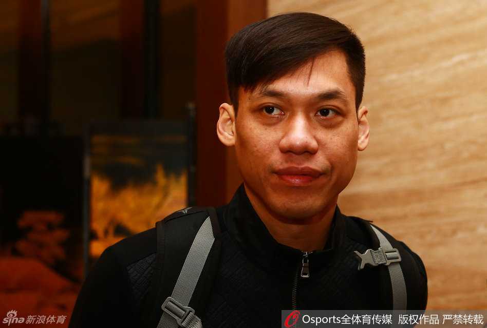 面对镜头，年轻的内线新星胡金秋露出了羞涩的笑容，与他在篮下的强硬判若两人，这份青涩正是全明星舞台上独特的风景。