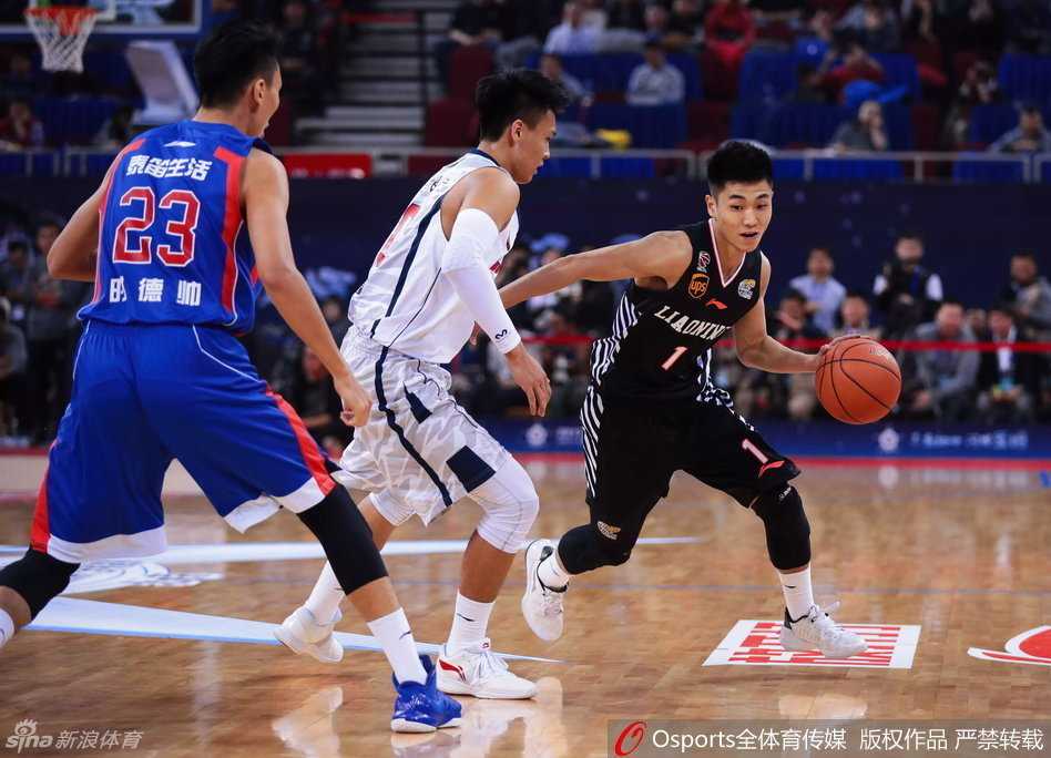 沈梓捷在篮下展现惊人身体素质，面对防守悍将何重达，他毫无畏惧完成一记势大力沉的隔人暴扣，引爆全场气氛。