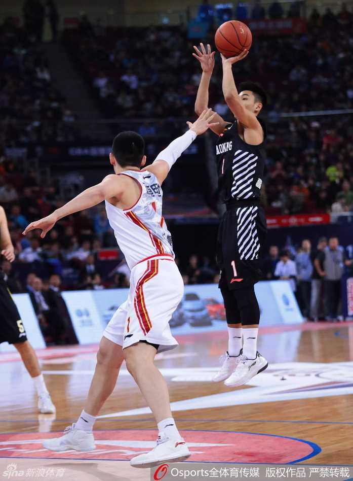 王治郅在场边临危不乱，手持战术板为八一弟子们细致讲解，他手指场内，眼神专注，将昔日的赛场智慧倾囊相授。