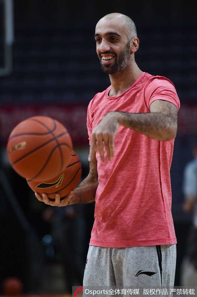 京城游侠最后一季:马布里率北控众将剑指突破 队列训练中,马布里双手撑膝,身体微微前倾,专注地聆听着主教练丁伟的战术布置。他的眼神里满是认真与尊重,这幅画面完美诠释了何为职业球员的素养:无论你是谁,在场上只有绝对的服从与执行。