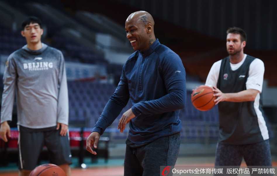 京城游侠最后一季:马布里率北控众将剑指突破 训练场上,马布里嘴角洋溢着轻松的笑意,他身披北控战袍,眼神里却依旧闪烁着昔日王者对胜利的渴望,仿佛在向对面的篮筐低语:这是我的最后一季,但我仍是这里的王。