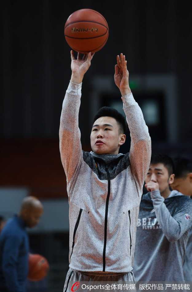 京城游侠最后一季:马布里率北控众将剑指突破 镜头捕捉到马布里在对抗中持球突破的瞬间,他身上的肌肉线条因发力而紧绷,虽然年届不惑,但这具钢铁之躯依然能在电光火石间撕开防线,他用行动告诉队友:只要踏上球场,就没有年龄只有战斗。