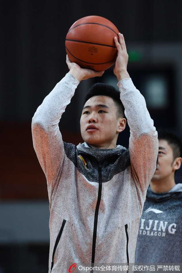 京城游侠最后一季:马布里率北控众将剑指突破 热身间隙,马布里目光专注地凝视着远方,汗水沿着他标志性的光头滑落。他身后是刻苦训练的年轻队友,这一刻的老马像一位真正的导师,用自己的职业态度无声地感染着这支全新的队伍。