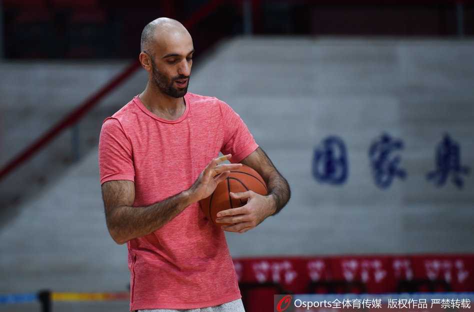 京城游侠最后一季:马布里率北控众将剑指突破 全队训练结束,球员们围成一圈,马布里站在圈中振臂高呼。所有人的手紧紧叠在一起,仿佛一团燃烧的火焰。在这一刻,个人英雄主义融入了团队,北控男篮真正成为了一体,他们正准备为了季后赛的梦想放手一搏。