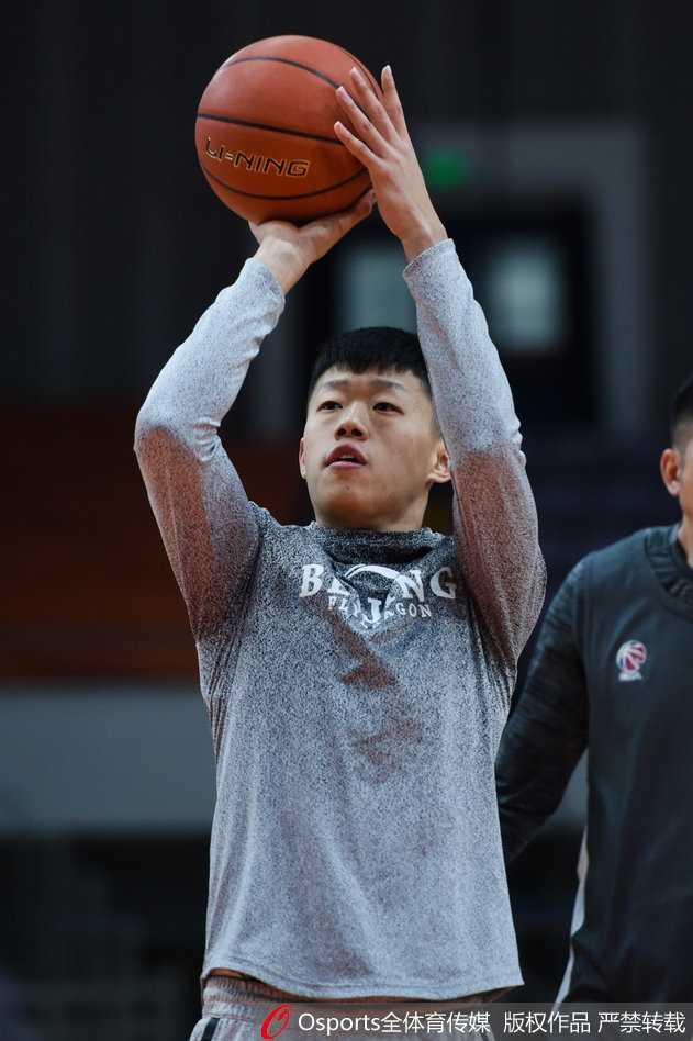 京城游侠最后一季:马布里率北控众将剑指突破 训练结束后的放松时刻,马布里独自拉伸,他的背影在空旷的球馆灯光下拉得很长。地板上倒映着他的影子,就像他的职业生涯倒影在这片球场上,充满了故事感与岁月的沉淀。