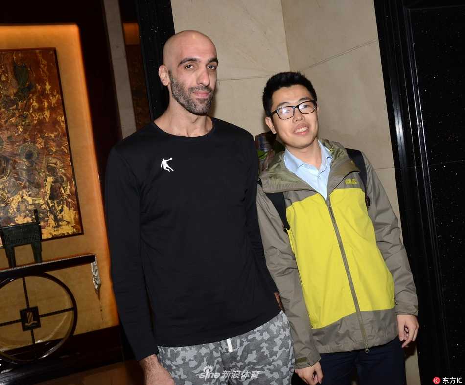 京城游子荣归故地,马布里抵沪亲民瞬间捕获球迷心 马布里蹲在地上耐心地为几名小球迷签名,脸上带着慈父般的微笑,行李箱随意地倒在脚边,背景是酒店旋转门的暖黄色灯光,定格了这温馨的追星时刻。