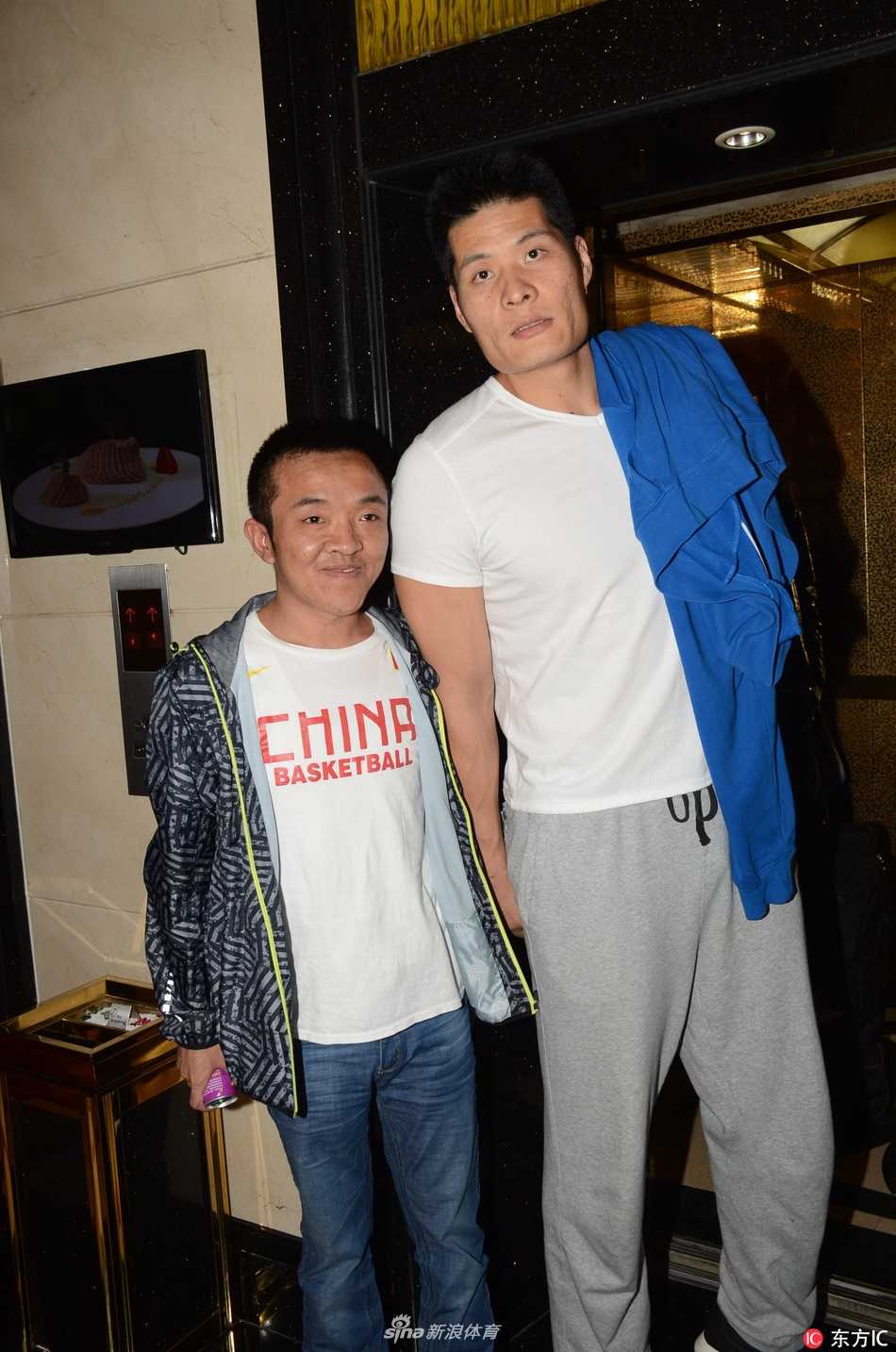 京城游子荣归故地,马布里抵沪亲民瞬间捕获球迷心 马布里独自推着满载的黑色行李箱走在队伍最前方,神情专注而平静,身穿灰白相间的运动裤格外醒目,仿佛一名即将踏上战场的孤独求败。