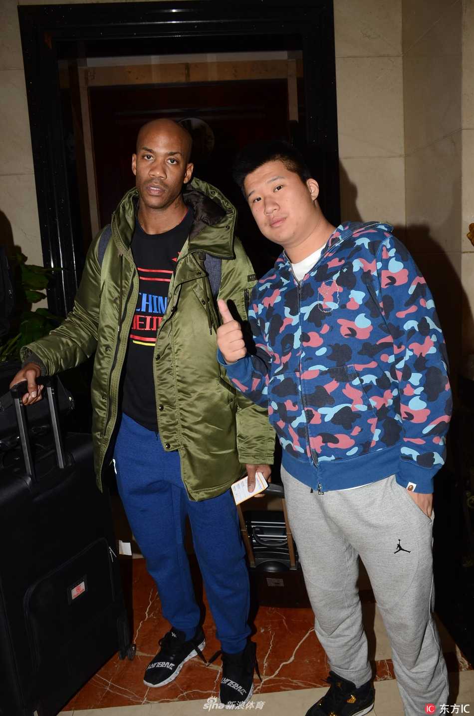 京城游子荣归故地,马布里抵沪亲民瞬间捕获球迷心 酒店大堂内,马布里微微弯腰侧耳,认真倾听一位小球迷的话语,身后的北控队友杨敬敏等人注视着这暖心一幕,光洁的地板映照着他们融洽的身影。