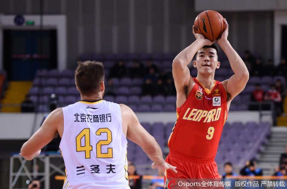 杨敬敏在最后时刻接球出手，全场目光聚焦于篮球飞行的轨迹，遗憾球弹筐而出的瞬间令人扼腕叹息