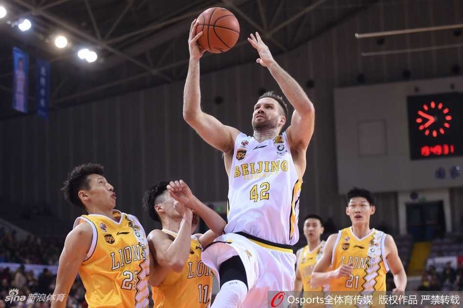 广厦队小外援福特森迎着北控防守球员，在空中拉杆上篮，皮球划出一道诡异弧线坠入网窝，留下惊叹的主场球迷。