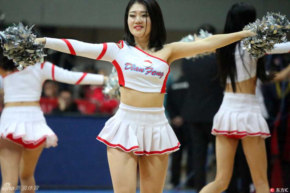 京城热力全开:首钢女篮豪取赛点,宝贝炫舞点燃总决赛激情 北京首钢篮球馆内灯光璀璨,啦啦队宝贝们随着动感音乐跃动起舞,瞬间点燃全场热情