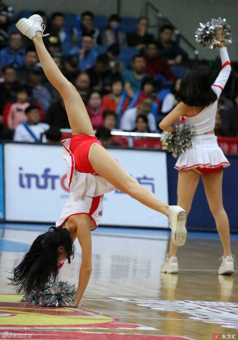 京城热力全开:首钢女篮豪取赛点,宝贝炫舞点燃总决赛激情 镜头捕捉到一名啦啦宝贝的特写,她手持花球回眸一笑,感染力十足展现青春风采