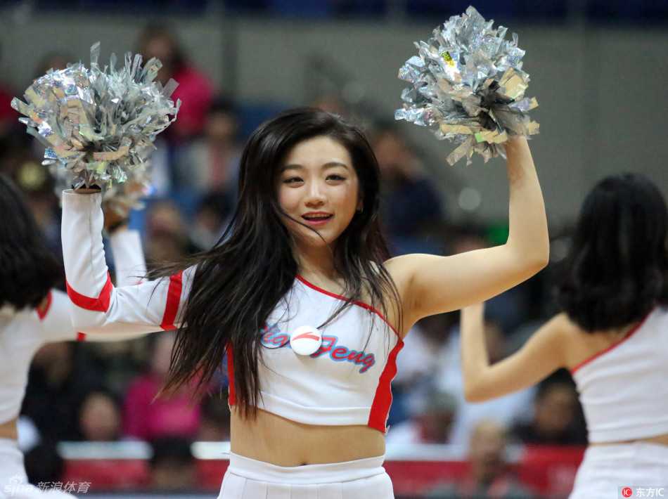 京城热力全开:首钢女篮豪取赛点,宝贝炫舞点燃总决赛激情 比赛暂停间隙,拉拉队宝贝们迅速占据场地中央,用高难度托举动作引爆全场欢呼