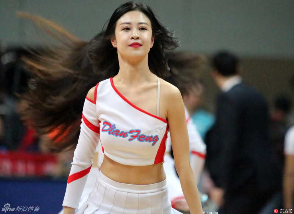京城热力全开:首钢女篮豪取赛点,宝贝炫舞点燃总决赛激情 啦啦宝贝们身着闪亮队服背对镜头,身姿挺拔动感,手中花球随音乐节奏飞扬