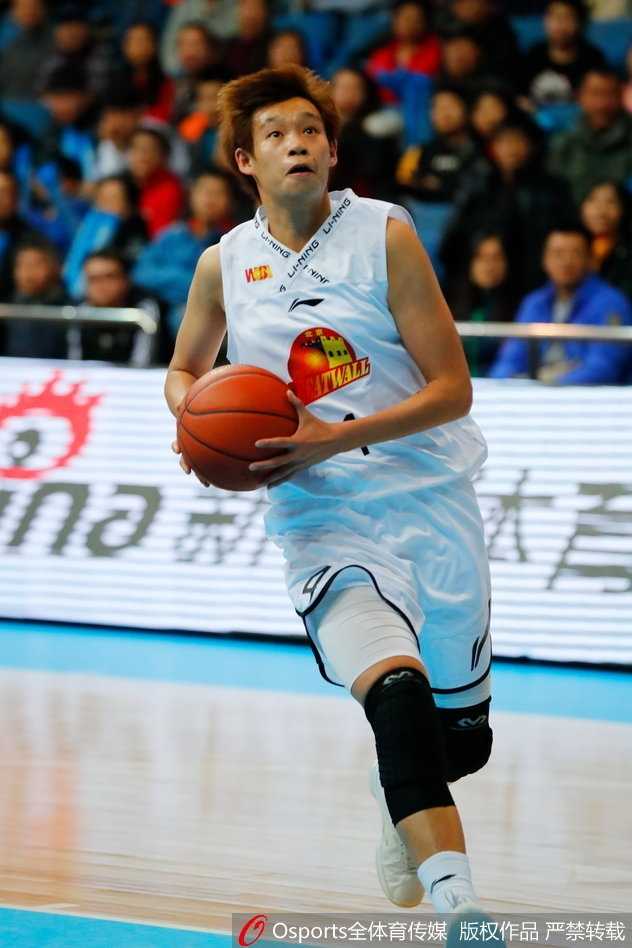 京城玫瑰主场狂飙,六连胜剑指王座! 北京队邵婷蝴蝶穿花般突破两人包夹,以一记优美的低手上篮点燃全场