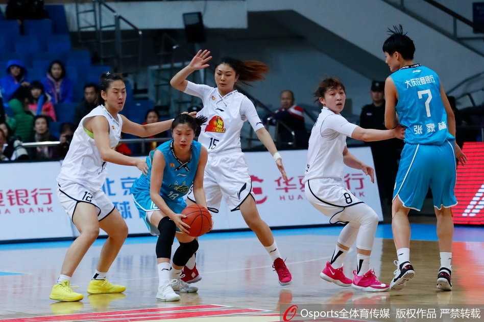 京城玫瑰主场狂飙,六连胜剑指王座! 福尔斯在篮下犹如定海神针,面对防守轻舒猿臂将球放入篮筐,对手望球兴叹