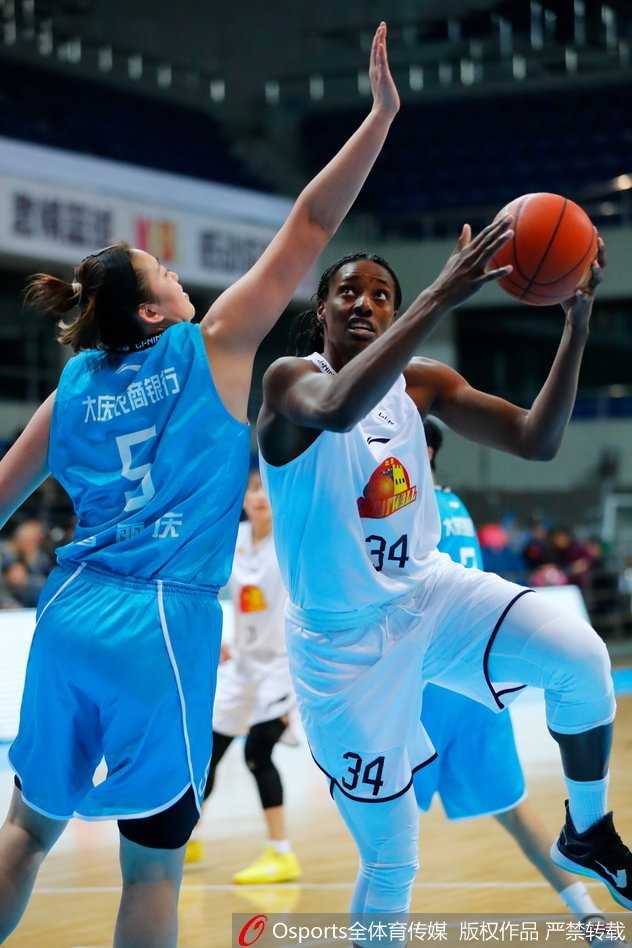 京城玫瑰主场狂飙,六连胜剑指王座! 大庆球员张家赫空中对抗后失去平衡,依然奋力将球抛出,摔倒在地仍紧盯篮筐