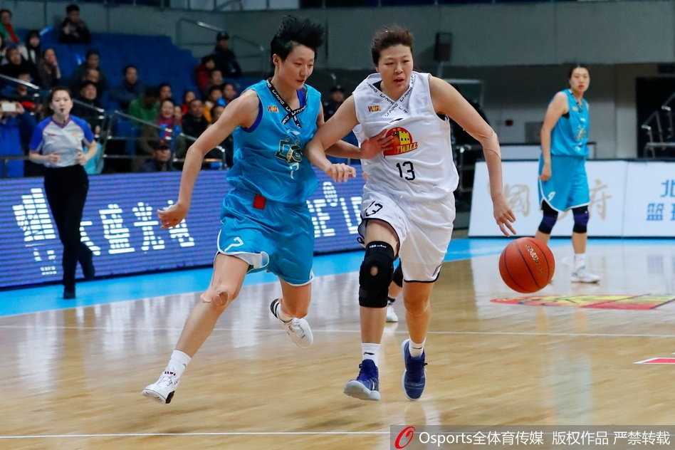 京城玫瑰主场狂飙,六连胜剑指王座! 北京队全场紧逼防守,让大庆队后卫运球举步维艰,皮球几乎要被断下