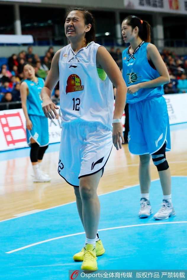 京城玫瑰主场狂飙,六连胜剑指王座! 赛后北京女篮全体队员围成一圈,击掌怒吼庆祝六连胜,现场气氛达到高潮