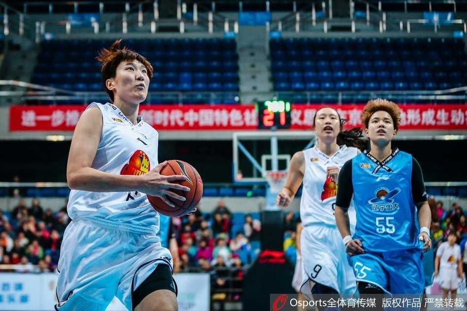 高颂在防守端看准时机，如同一道闪电般飞身抢断，随即发动快攻，白色的球衣在她的奔跑下仿佛掀起了一阵赛场旋风。