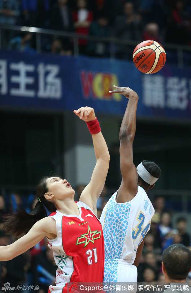 北京女篮高颂在篮下以灵巧的假动作晃开防守，手腕轻抖，写意般地将球挑入篮筐。