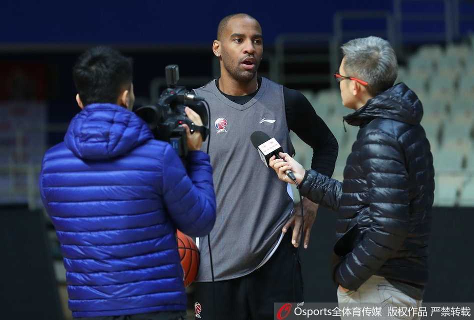 京城男篮绝境迎回核心 团队篮球期待续写传奇 在主教练雅尼斯的手势指挥下,北京队员们进行着紧张的战术跑位练习,杰克逊作为进攻发起点,一次次精准地将球传给切入篮下的队友,默契依旧。