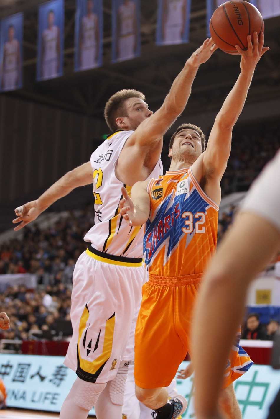 京城的寒夜与不熄的战火:北控双加时憾负上海,马布里时代的热血一页 阿巴斯在乱军中高高跃起,修长的手臂在空中划出优美的弧线,将篮板球稳稳摘下,这一瞬间,他是球场上最高的山峰。