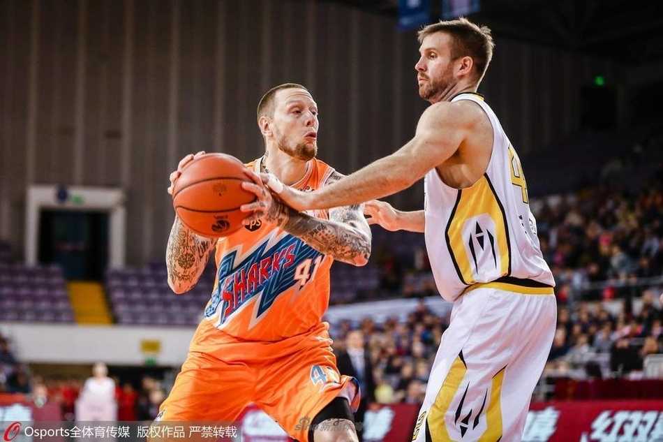 京城的惊险胜利:北控拒上海逆转豪取四连胜 兰多夫遭遇上海双人包夹,肌肉碰撞的火花四溅,他如同野兽般强行出手