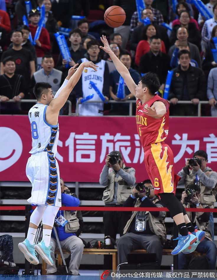 京城的铁血记忆:回首首钢2017那一季的搏杀与传承 京城指挥官方硕在严密防守下急停干拔,篮球带着旋转划出完美弧线。