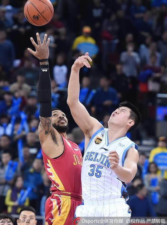 京城的铁血记忆:回首首钢2017那一季的搏杀与传承 翟晓川如猎豹般空切篮下,接球后轻松挑篮,动作一气呵成极具灵性。