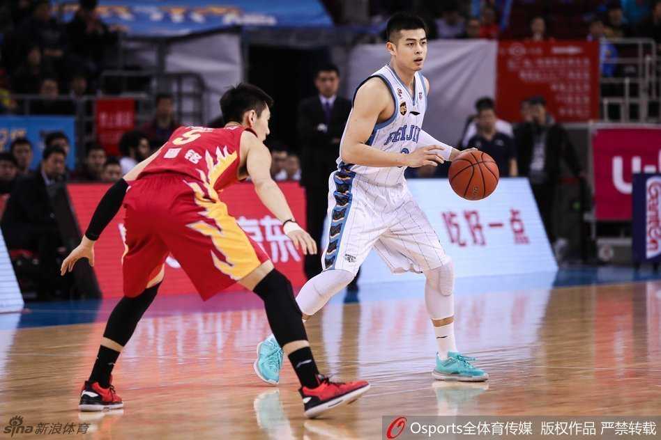 京城的铁血记忆:回首首钢2017那一季的搏杀与传承 吉喆篮下强起隔着防守人暴力砸扣,挥舞的手臂宣泄着内心的强硬。