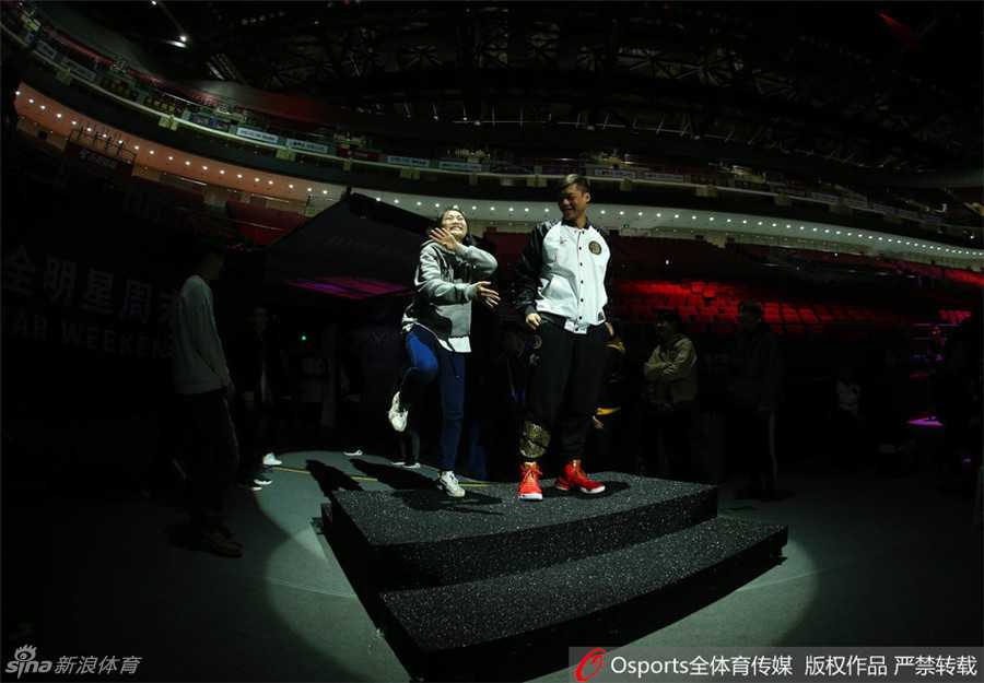 京城盛宴,星光熠熠:二零一七CBA全明星周末彩排及正赛全景回顾 完成彩排任务后,球员们神情轻松地走下舞台,一边交谈一边走向休息区,为即将开始的场内正赛积蓄能量。