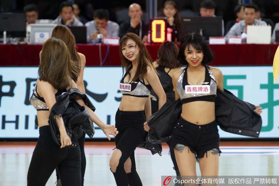 京城篮坛巅峰对决 篮球宝贝热舞燃爆赛场 集体舞环节,宝贝们排成整齐的队形,充满活力的跳跃定格青春瞬间