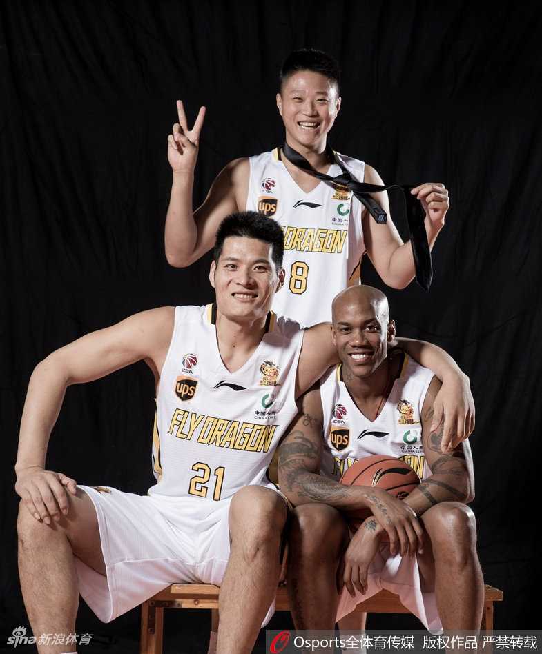 京城篮坛新王旗:北控男篮二零一七赛季光影志 北控众将围拢而立,坚毅的目光与攥紧的拳头,无声宣告着新赛季的雄心壮志。