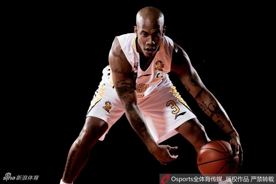 京城篮坛新王旗:北控男篮二零一七赛季光影志 马布里身披北控战袍,眼神坚毅深邃,仿佛在凝视着那个即将由自己书写的传奇终章。