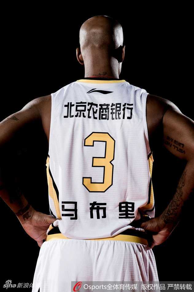 京城篮坛新王旗:北控男篮二零一七赛季光影志 小将许梦君在镜头前略显羞涩,但眼神中却藏着初生牛犊不怕虎的锐气与灵动。