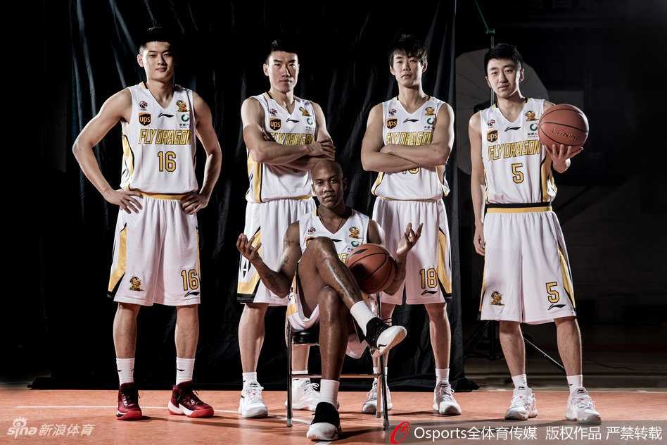 京城篮坛新王旗:北控男篮二零一七赛季光影志 兰多夫与阿巴斯并肩而立,一刚一柔的组合仿佛在酝酿着内线风暴,令人望而生畏。
