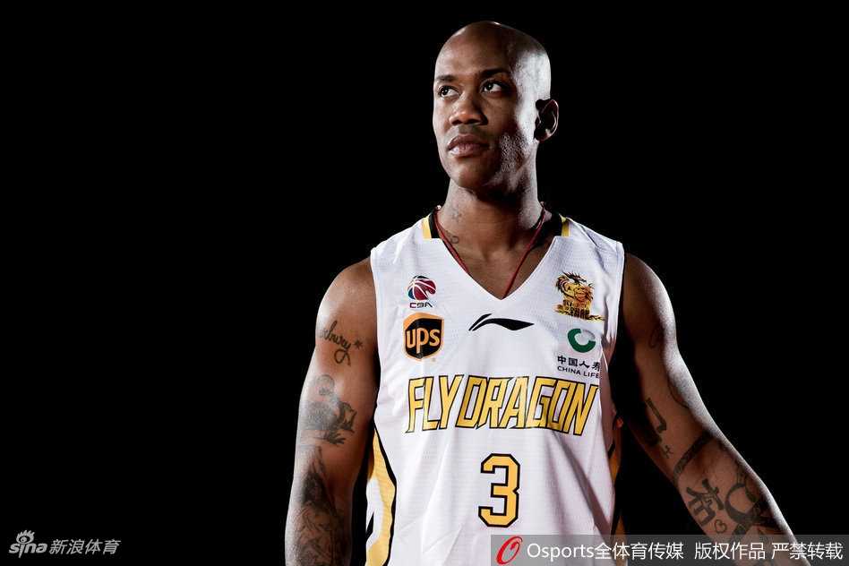 京城篮坛新王旗:北控男篮二零一七赛季光影志 全队上下凝聚一心,写真正式而庄重,记录下这支球队向着京城篮坛王座发起冲击的起点。