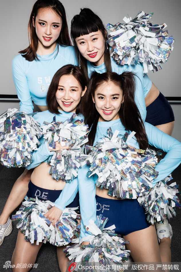 京城篮坛玫瑰绽放时:北京巅峰啦啦队写真热力点燃新赛季战火 队员侧颜特写,光影交错下睫毛微垂,一滴汗珠滑过脸颊,定格了训练场上最真实动人的美丽瞬间